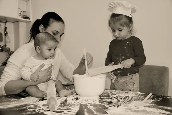 Baker family, Mum with two kids in the kitchen — Stock Photo, Image