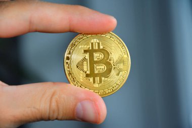 İnsan eliyle tutulan Bitcoin