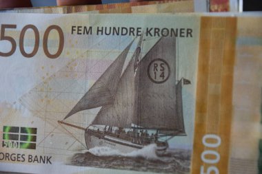500 Norveç kronu.