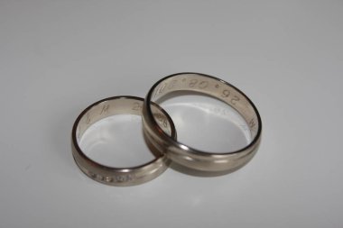 Beyaz arkaplanda alyans kavramı