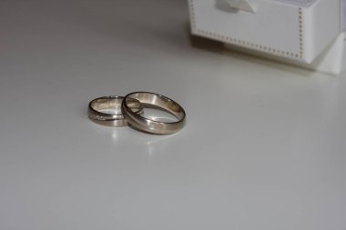 Beyaz arkaplanda alyans kavramı