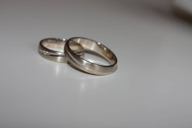 Beyaz arkaplanda alyans kavramı