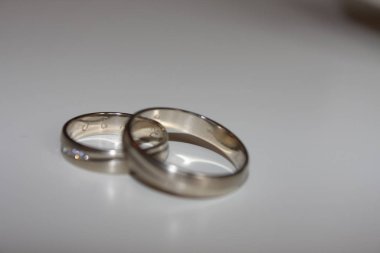 Beyaz arkaplanda alyans kavramı