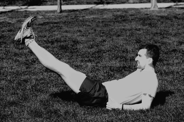 Hombre haciendo ejercicio en el parque de la ciudad . — Foto de Stock