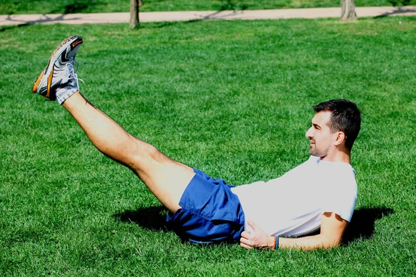 Hombre haciendo ejercicio en el parque de la ciudad . — Foto de Stock