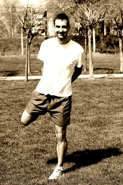 Hombre haciendo deportes y ejercicios de estiramiento — Foto de Stock