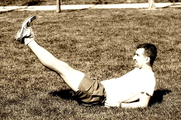 Hombre haciendo ejercicio en el parque de la ciudad . — Foto de Stock