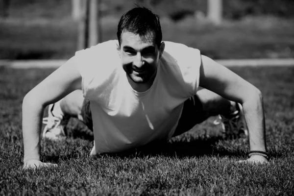 Haciendo flexiones en el parque — Foto de Stock