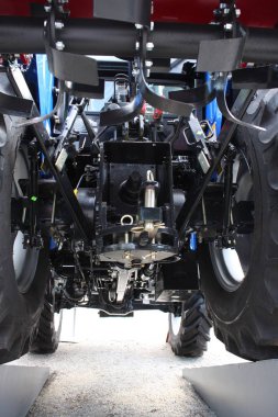 Aşağıdan mavi traktörler.