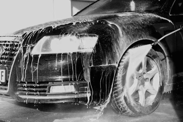 Lavar o carro com água corrente e espuma . — Fotografia de Stock
