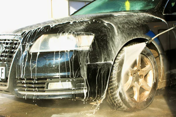 Washing the car with flowing water and foam. — Stock Photo, Image