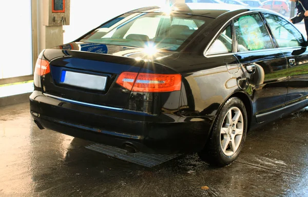 Мытье автомобиля с высоким давлением воды — стоковое фото