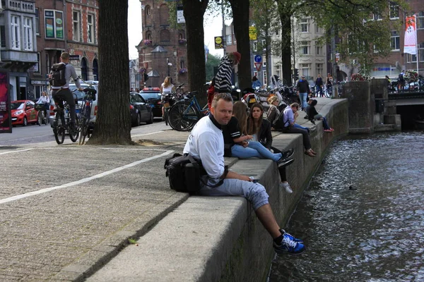 Touristen Amsterdam Niederlande — Stockfoto