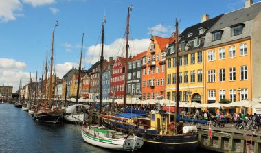Nyhavn, Danimarka 'nın Kopenhag kentinde 17. yüzyıldan kalma bir liman, kanal ve eğlence bölgesidir..
