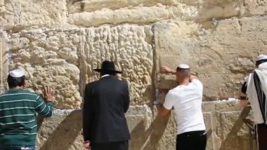 Kudüs, İsrail 'deki Ağlama Duvarı' nda namaz kılan Yahudiler.