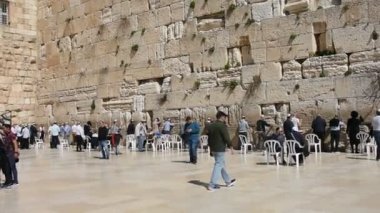 Kudüs, İsrail 'deki Ağlama Duvarı' nda namaz kılan Yahudiler.