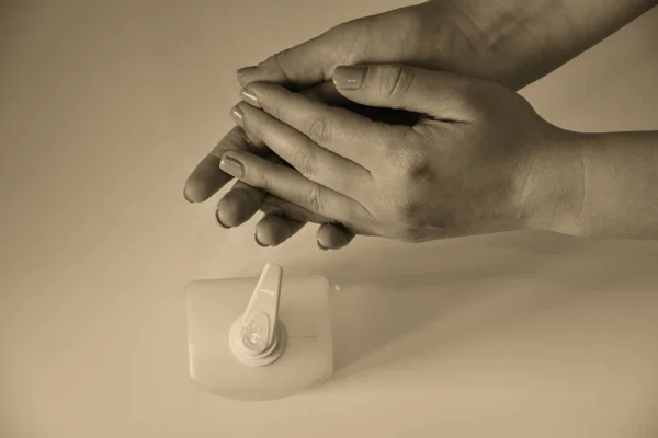 Femeie Dezinfectant Mână — Fotografie, imagine de stoc