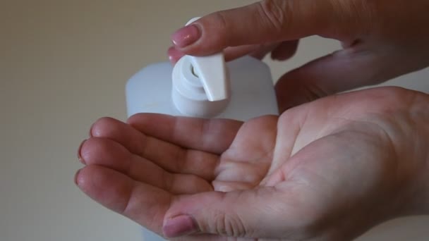 Mulher Toma Desinfetante Mão Para Sanear Sua Mão Contra Covid — Vídeo de Stock