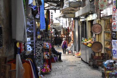 Eski Kudüs 'teki Hristiyan Mahallesi' nde hediyelik eşya dükkanları, hediyeler ve diğerleri..