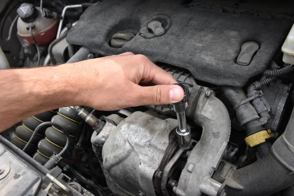 Mechaniker Überprüfen Und Reparieren Kaputtes Auto Autoservice — Stockfoto