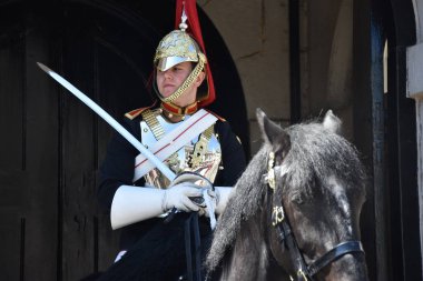 Londra Müzesi 'nin önünde İngiliz kraliyet askeri
