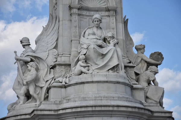 维多利亚纪念馆 Victoria Memorial 是一座维多利亚女王纪念碑 位于伦敦购物中心的尽头 由雕塑家托马斯 布洛克设计和执行 1901年设计 — 图库照片