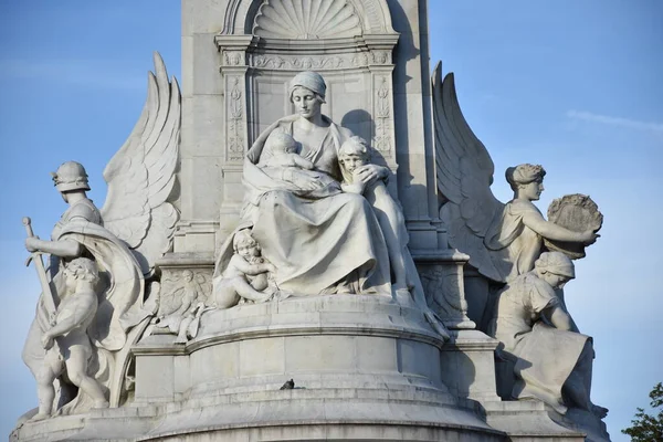 빅토리아 기념관의 사항은 Mall 빅토리아 여왕의 기념비로 조각가 토마스 설계하고 — 스톡 사진