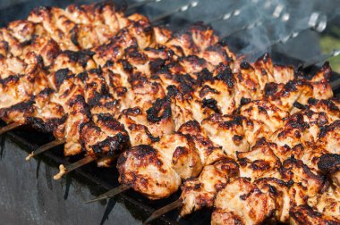 Metal şiş üzerinde yemek ızgara kebap. Barbeküde pişmiş kavrulmuş et.
