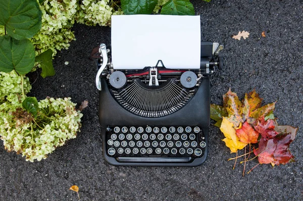 Старинная старая пишущая машинка — стоковое фото