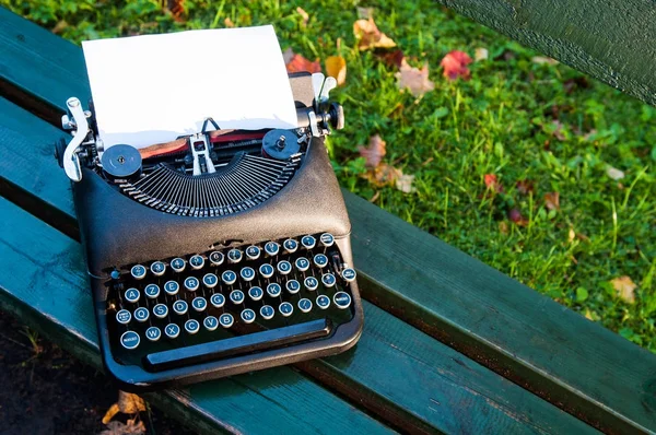 Retro Vintage Régi Typewriter Közelről Háttér Padon — Stock Fotó