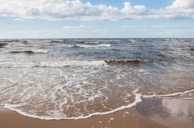 dalgalı ve Baltık Denizi üzerinde