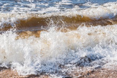 dalgalı ve Baltık Denizi üzerinde
