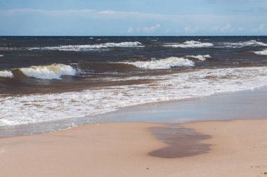 dalgalı ve Baltık Denizi üzerinde