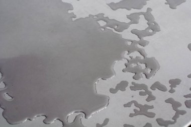 Bir tablo yüzeyinde su damlaları