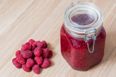 izole kavanoz içinde Ahududu reçeli