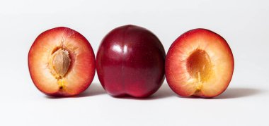 Beyaz arkaplanda erik