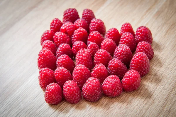 Hallon bär heart-symbolen på trä textur. Alla hjärtans dag bakgrund. — Stockfoto