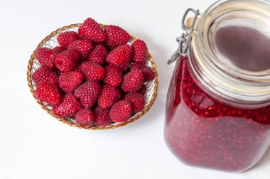 izole kavanoz içinde Ahududu reçeli