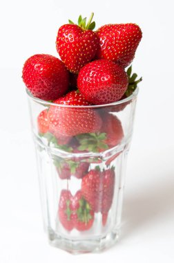 Bir bardak taze olgun çilek