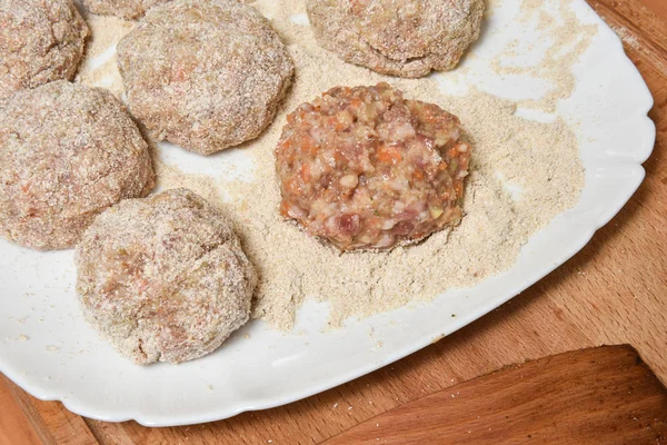 Chuletas crudas de carne de vacuno y cerdo carne picada cruda — Foto de Stock