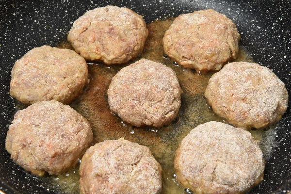 Ruwe schnitzels van het rund- en varkensvlees gehakt rauw vlees — Stockfoto