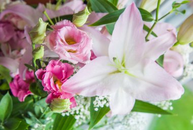 eustoma buketi, zambaklar, gül çiçekleri, yeşil arka plan üzerinde