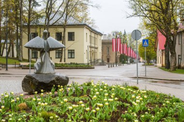 Ogre şehri ulusal bayraklarla süslenmiştir. Dev. - Letonya. 2 Mayıs 2020.