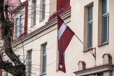 Bina duvarında Letonya bayrağı var. Dev. - Letonya. 2 Mayıs 2020.