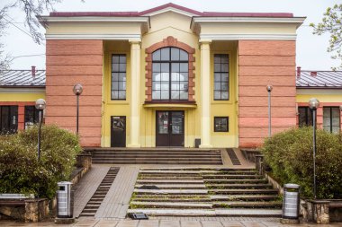 Tren istasyonu manzaralı dev şehir binası. Dev. - Letonya. 2 Mayıs 2020.