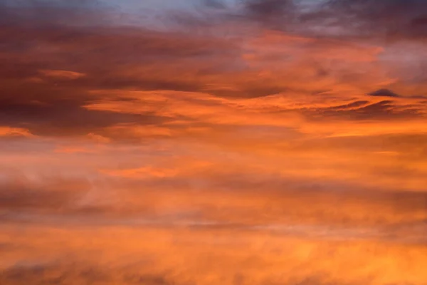 Pôr do sol céu vermelho com nuvens fundo horizontal — Fotografia de Stock