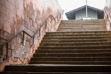 Old Subpass tren istasyonuna doğru ilerliyor.