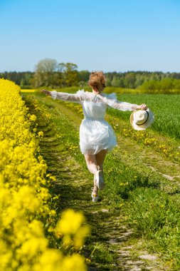 Genç bir kadın tecavüz alanında duruyor.