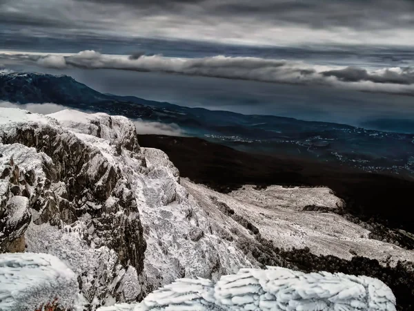 İlk kar dağlarda. Sonbahar, Crimea.