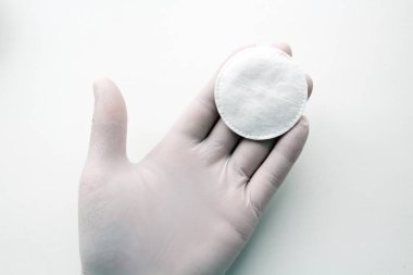 Tıbbi eldivenli el.